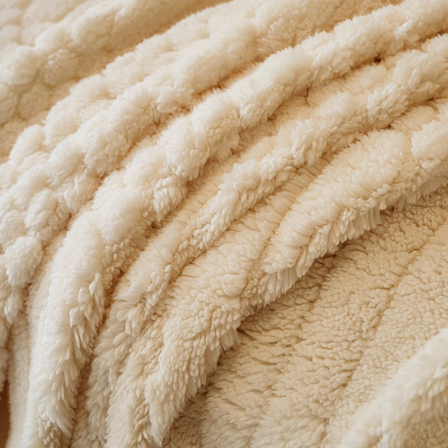 Manta Kazaen jacquard dobrada sobre sofá em ambiente minimalista