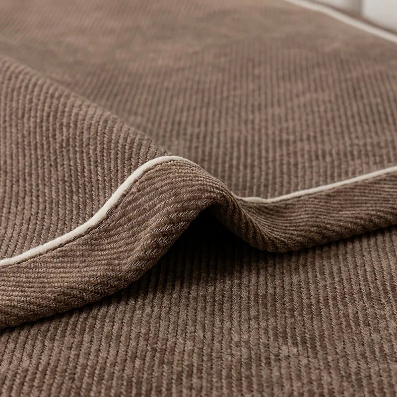 Detalhe da costura decorativa e textura chenille da manta Kazaen